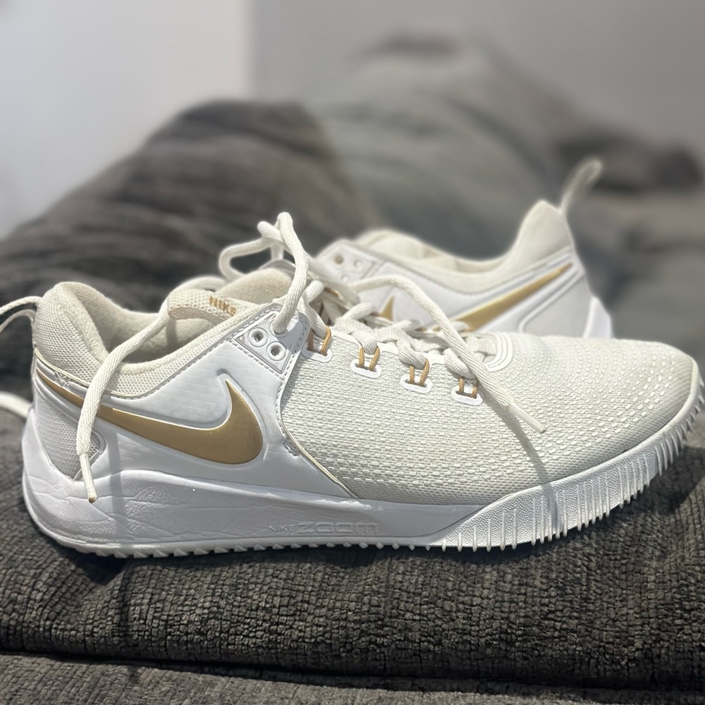Nike Air Zoom HyperAce 2 - Volleyball/Basketball Shoes size men 8 slightly used.